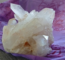 Drúza křišťálu candle quartz - CHRÁM PLNÝ SVĚTLA A MOUDROSTI