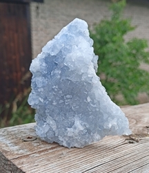 Celestýnová drúza ANDĚLSKÝ CHRÁM SRDCE  573 g - pohled ze strany, kde je drúza posetá krystaly
