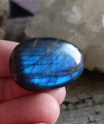 Labradorit tromlovaný hmatka s modrými odlesky QA 17 g