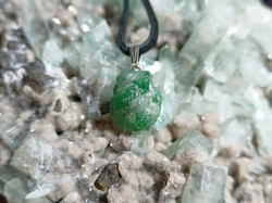 Smaragd surový přívěsek 2,99 g - HOJNOST  