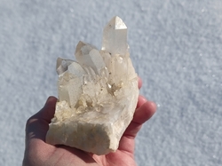 Drúza křišťálu s DOW krystalem SNĚŽNÝ CHRÁM 396 g