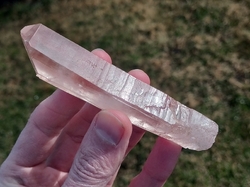 Mistrovský krystal křišťálu s hematitem  77 g - KOMUNIKÁTOR