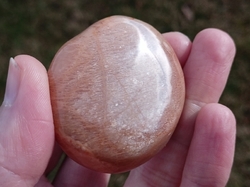 Měsíční kámen  hmatka 53 g Tanzánie