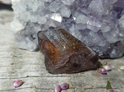 Axinit surový krystal 5,45 g - PROPOJENÍ 