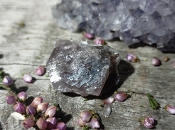 Axinit surový krystal 5,12 g - PROPOJENÍ