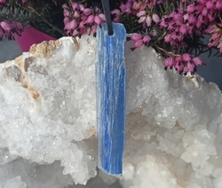 Kyanit modrý s dírkou - přívěsek 6,8 cm