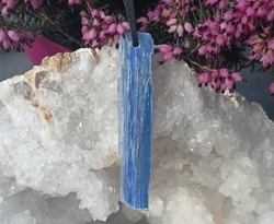Kyanit modrý s dírkou - přívěsek 6,8 cm