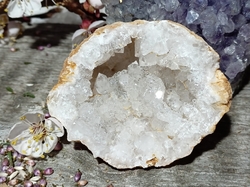 Křišťál- Křemen geoda Jeskyňka 1/2, 131,7 g