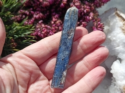 Kyanit modrý krystal Zimbabwe 27,7 g -  VESMÍR V DLANI
