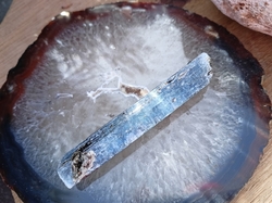 Kyanit modrý krystal Zimbabwe 36,6 g -  VESMÍR V DLANI