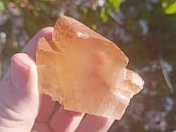 Kalcit medový krystal 90 g - CHRÁM HOJNOSTI