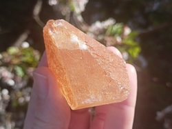 Kalcit medový krystal 61 g - SLUNEČNÍ ENERGIE