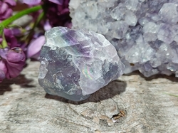  Fluorit duhový krystal surový 18,8 g