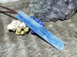 Kyanit modrý s dírkou - přívěsek 6,5 cm