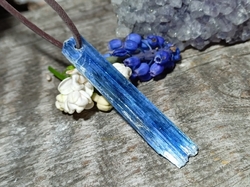 Kyanit modrý s dírkou - přívěsek 5,6 cm