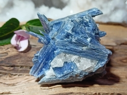 Kyanit v křišťálu 123 g, Uvidět pravdu 