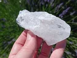 Křišťál surový větší 133 g - KRYSTALOVÝ OCHRÁNCE