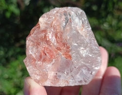 Křišťál s hematitem surový 152 g - JSEM VE SVÉ SÍLE