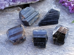 Turmalín skoryl surový  14-21 g 