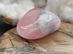 Růženín + křemen tromlovaný hmatka 93 g - LÁSKYPLNÝ SPOLEČNÍK