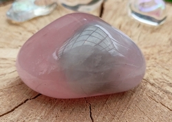 Růženín + křemen tromlovaný hmatka 93 g - LÁSKYPLNÝ SPOLEČNÍK