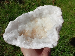 Křišťál - křemen geoda 1670 g, KRYSTALOVÁ JESKYNĚ