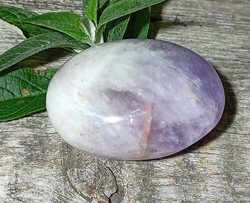 Ametyst tromlovaný hmatka 94,8 g