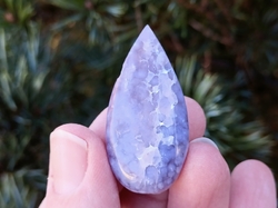 Hroznový chalcedon broušená kapka 11,5 g - DŮVĚRA V SEBE