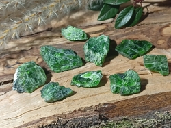 Chromdiopsid krystal surový malý 1,38-3,87 g 