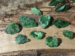 Chromdiopsid krystal surový malý 1,38-3,87 g 