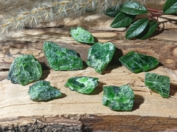 Chromdiopsid krystal surový malý 1,38-3,87 g 