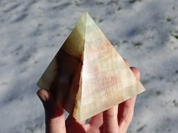 Onyx pyramida 8 cm - SPOJENÍ SE ZEMÍ