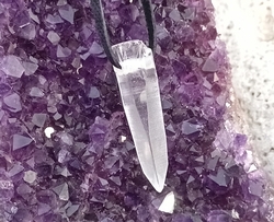 Lemurský křišťál s dírkou - přívěsek 3,1 cm - SVĚTELNÝ PAPRSEK