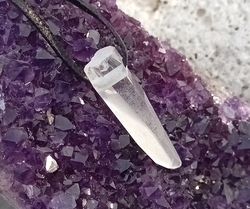 Lemurský křišťál s dírkou - přívěsek 3,1 cm - SVĚTELNÝ PAPRSEK