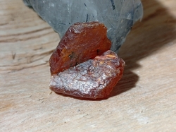 KYANIT oranžový surový 5,55 g - Tanzánie  