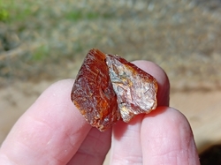 KYANIT oranžový surový 5,55 g - Tanzánie  