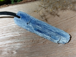 Kyanit modrý s dírkou - přívěsek 5,4 cm
