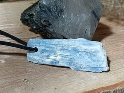 Kyanit modrý s dírkou - přívěsek 4,7 cm