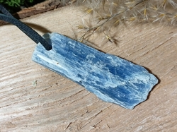 Kyanit modrý s dírkou - přívěsek 4,7 cm