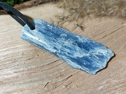 Kyanit modrý s dírkou - přívěsek 4,7 cm