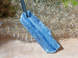 Kyanit modrý s dírkou - přívěsek 5,1 cm