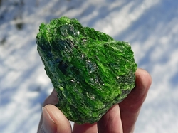 Chromdiopsid surový krystal 101 g - LÉTAJÍCÍ ČESTMÍR