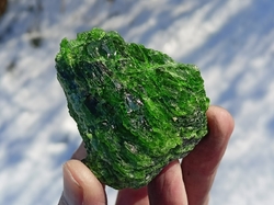 Chromdiopsid surový krystal 101 g - LÉTAJÍCÍ ČESTMÍR