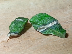 Chromdiopsid krystaly surové 13,2 g SET 2 KS