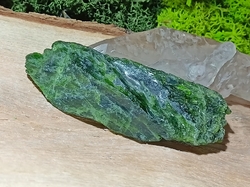 Chromdiopsid krystal surový 35,7 g - KŘÍDLO