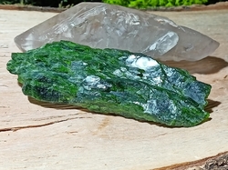 Chromdiopsid krystal surový 35,7 g - KŘÍDLO