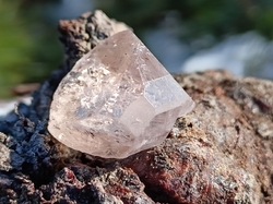TOPAZ zlatý krystal 7,9 g - VĚŘÍM SI 