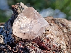 TOPAZ zlatý krystal 7,9 g - VĚŘÍM SI 