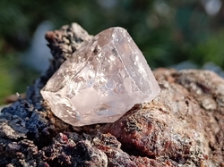 TOPAZ zlatý krystal 7,9 g - VĚŘÍM SI 