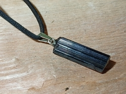 Turmalín skoryl přívěsek 2,3 - 3,3 cm